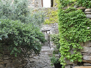 _une-des-ruelles la calade authentique chambres d'hôtes près de Narbonne Le roc sur l'orbieu