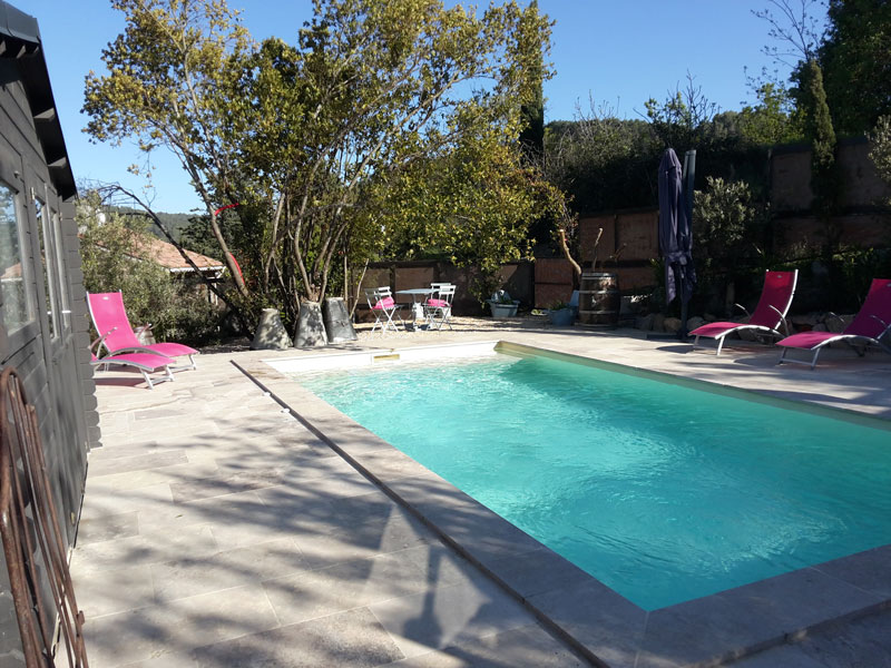 baignade-et-jacuzzi–location-vacances-le-roc-sur-l’orbieu-entre-Carcassonne-et-Narbonne– piscine chauffée avec espace balnéo-jacuzzi et nage à contre-courant aux chambres d'hôtes Le Roc sur l'Orbieu à Lagrasse