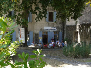 En arrivant à Lagrasse, prenez un rafraichissement au café-librairie avant de visiter les deux parties de l'Abbaye et le village médiéval. Avant de prendre votre repas dans l'un des nombreux restaurants, plongez dans la baignade surveillée.  route vers Carcassonne en passant par Lagrasse et les gorges de la Sou, traversez Pradelles en Val et Monze et admirez les paysages de champs de vignes et de forêts souvent Méditerranéennes et parfois de feuillus.