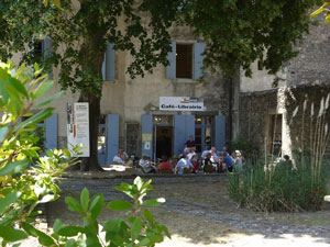En arrivant à Lagrasse, prenez un rafraichissement au café-librairieBoucle du GR36 Location de vacances Gîtes Lagrasse Le Roc sur l'Orbieu, 