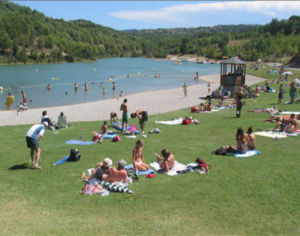 lac cavayère baignades, pique-nique acrobranche et jeux aquatiques