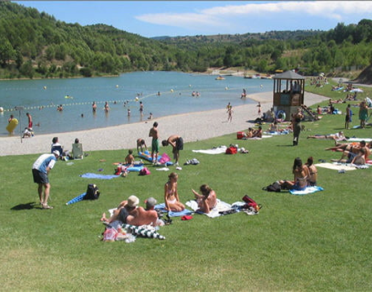 lac cavayère baignades, pique-nique acrobranche et jeux aquatiques Activités au lac de Cavayère Location de vacances Gîtes Le Roc sur l'Orbieu