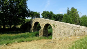 pont-roman-de-Rieux-en-Val Le Val de Dagne à vélo électrique Location de vacances Gîtes Le Roc sur l'Orbieu