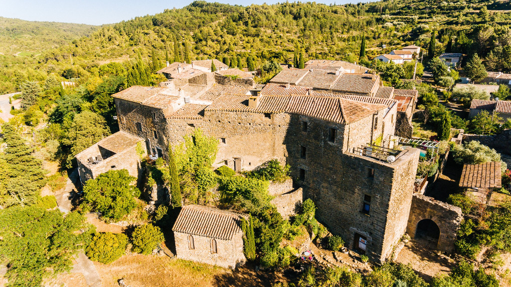 photo gîte le roc sur lorbieu-entre carcassonne et narbonne- chateau vue du ciel