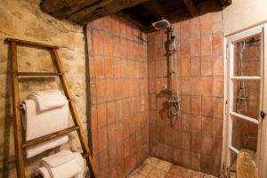 salle de bain suite parentale gite le chemin de ronde entre Carcassonne et Narbonne