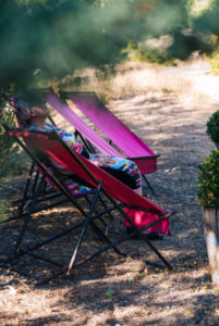 chaises longues gîtes au Roc sur l'Orbieu entre Carcassonne et Narbonne.