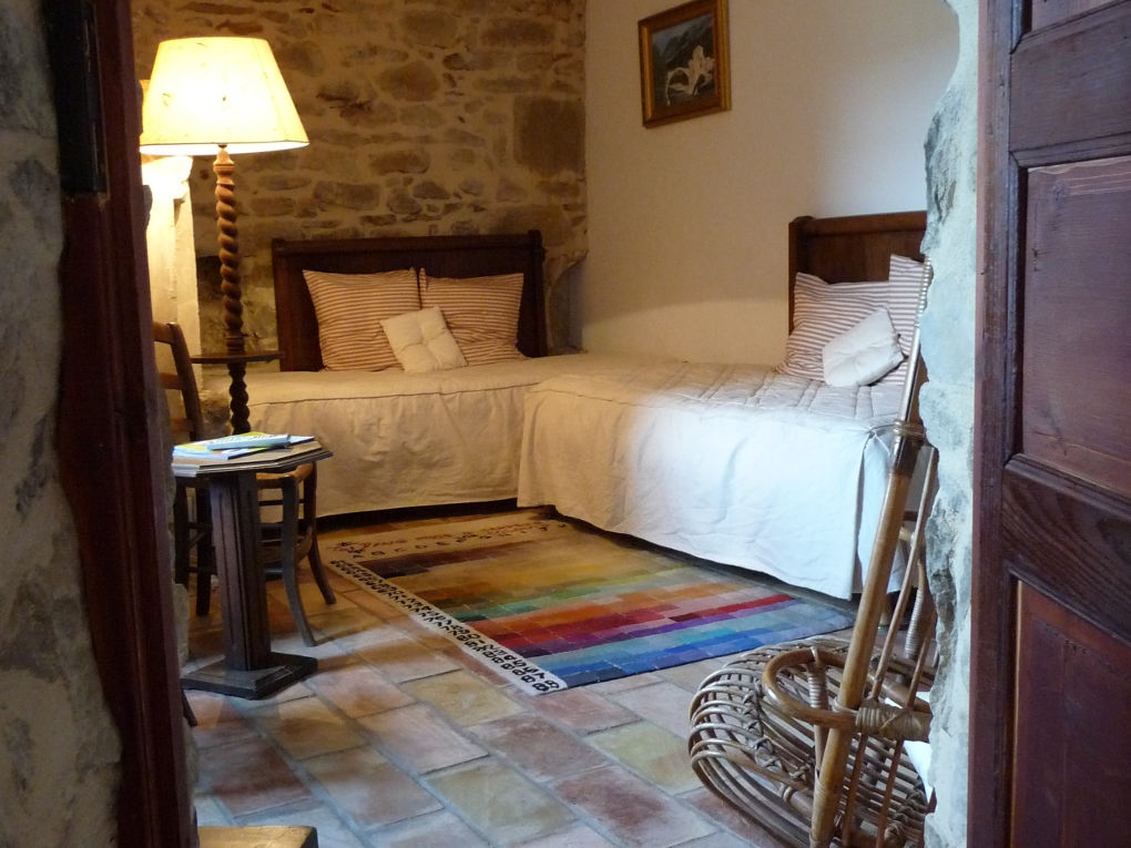 chambre d'hôtes suite junior chambre 2 lits simples au Roc sur l'Orbieu - location vacances entre Carcassonne et Narbonne