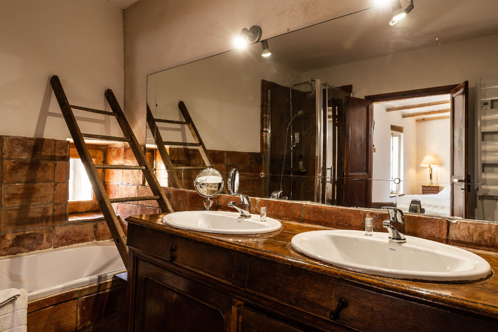 détail salle de bain chambre d'hôtes suite junior - le roc sur l'orbieu entre Carcassonne et Narbonne