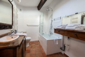 salle de bain maison le chemin de ronde - le roc sur l'orbieu-location vacances entre Carcassonne et Narbonne