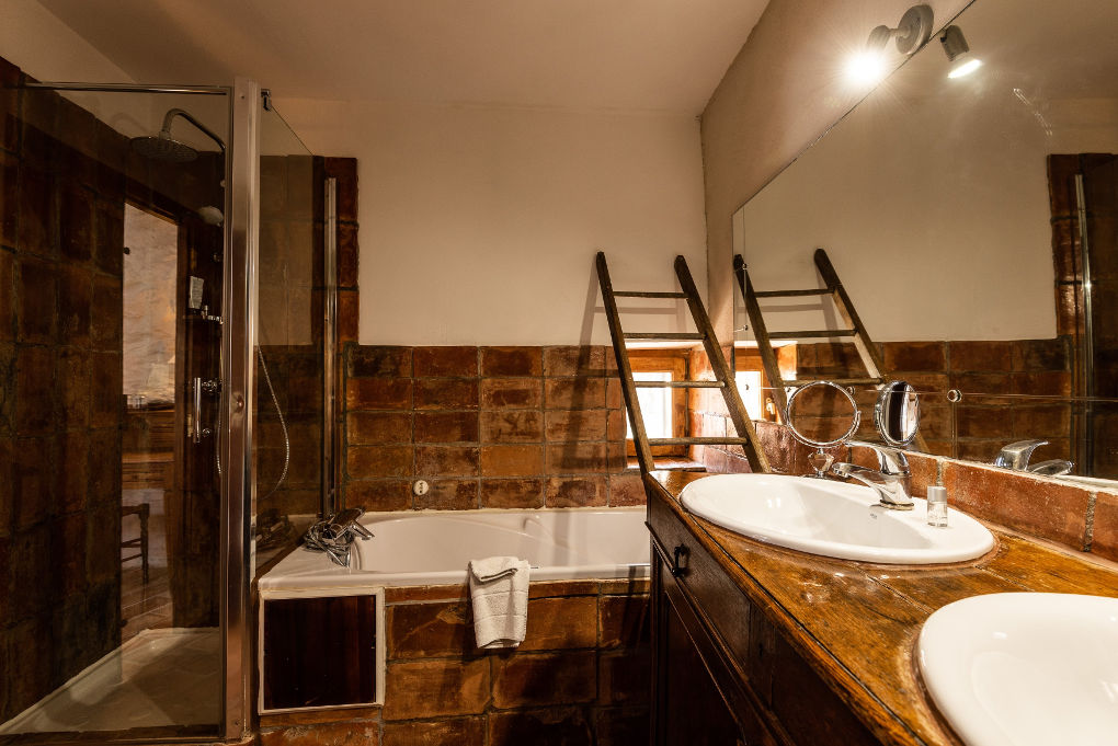 chambre d'hôtes suite junior salle de bain Le Roc sur l'Orbieu entre Carcassonne et Naronne