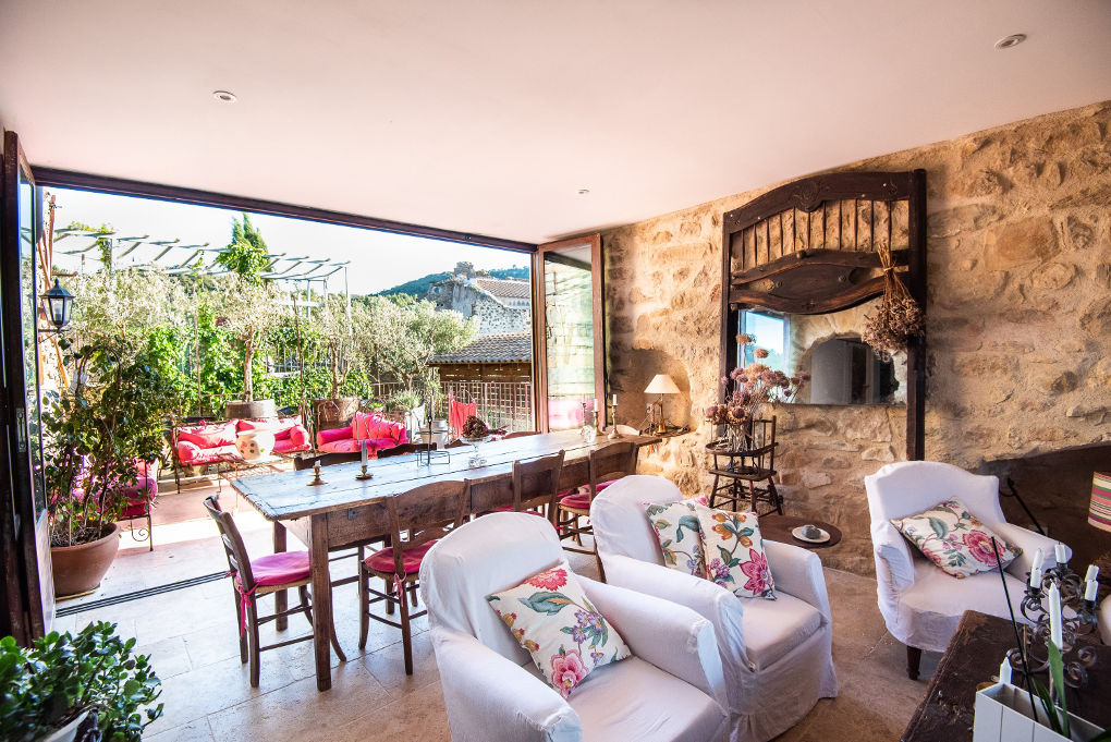 salon-salle à manger-terrasse-chambre gite le roc sur l'orbieu entre carcassonne et narbonne