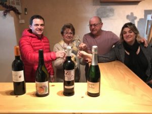 La famille Serres Mazard dans leur cave aux gîtes Roc sur l'Orbieu entre Narbonne et Carcassonne