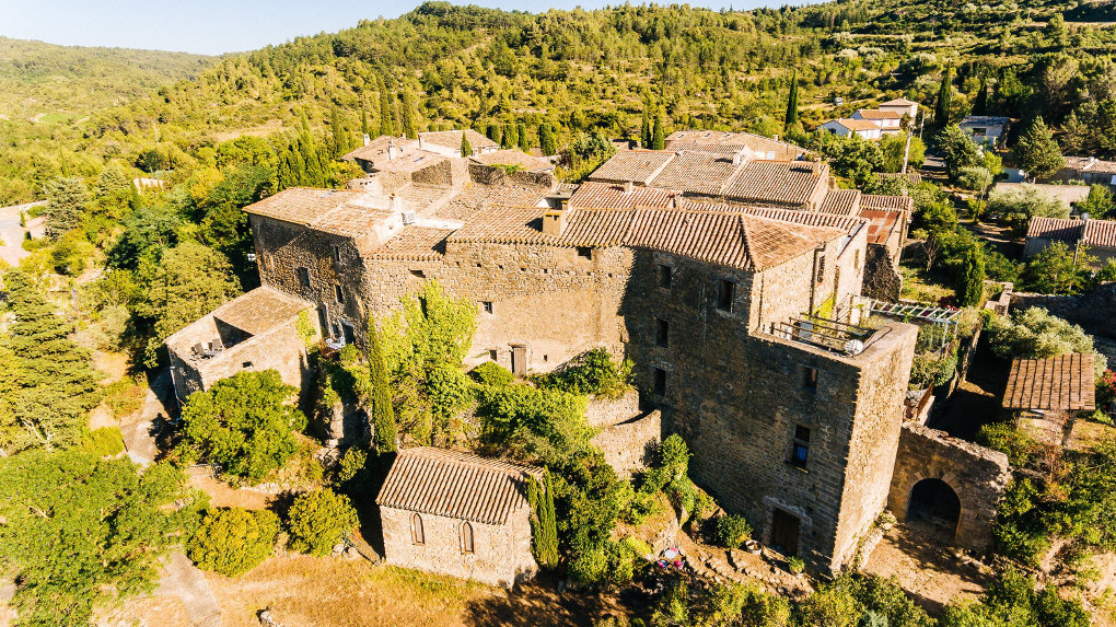 le château vu du ciel le roc sur l'orbieu entre Carcassonne et Narbonne