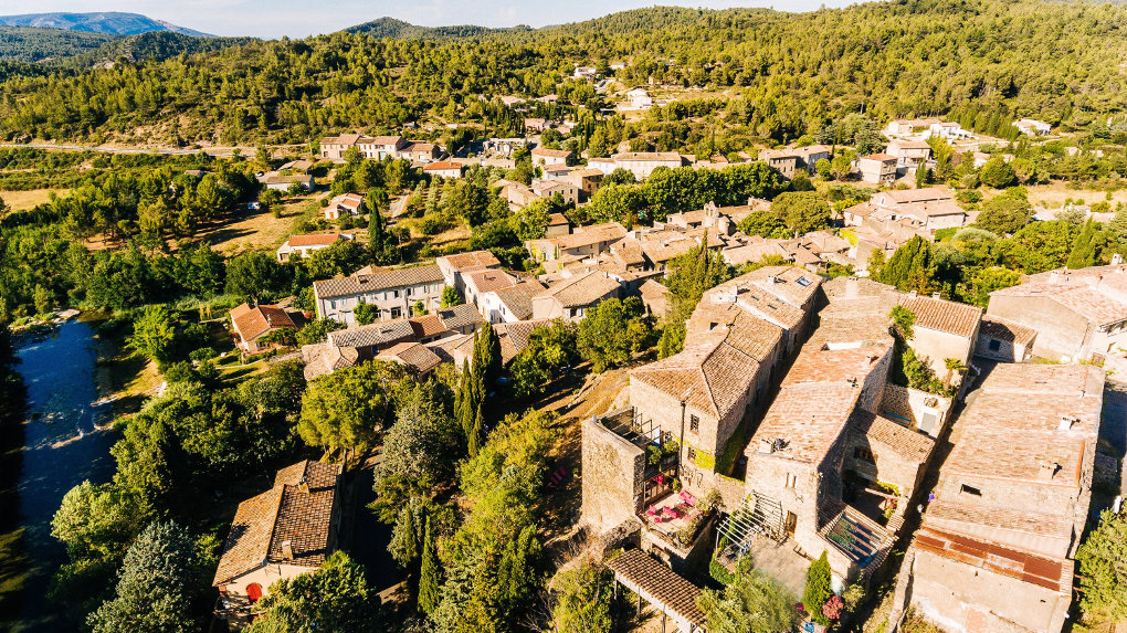 vue-de-la-rue-du-Porche-Le-Roc-sur-lOrbieu-entre-Carcassonne-et-Narbonne